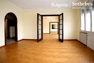 Просторен четиристаен апартамент с камина в Докторски паметник, София