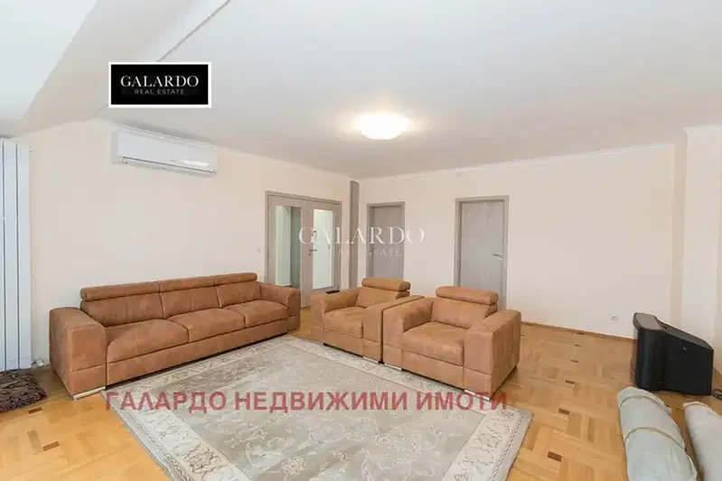 Многостаен апартамент в София, Изток