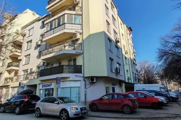 Просторен 4-стаен апартамент с панорамна тераса в Кючук Париж, Пловдив
