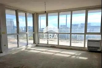 Просторен четиристаен апартамент с голяма тераса в Левски, Варна