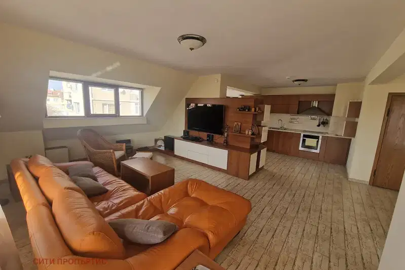 4-bedroom apartment in Blagoev, Shirok tsentar