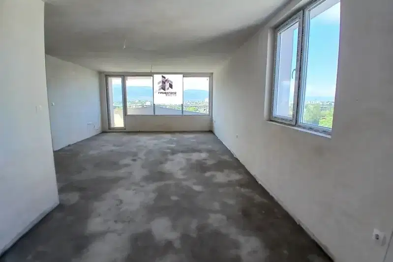 Просторен 4-стаен апартамент с две тераси в Съдийски, Пловдив