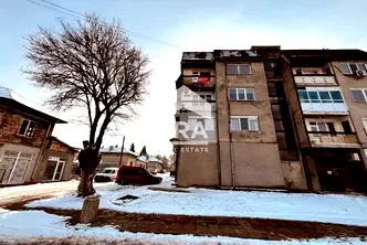 Многостаен апартамент в Русе, Две могили