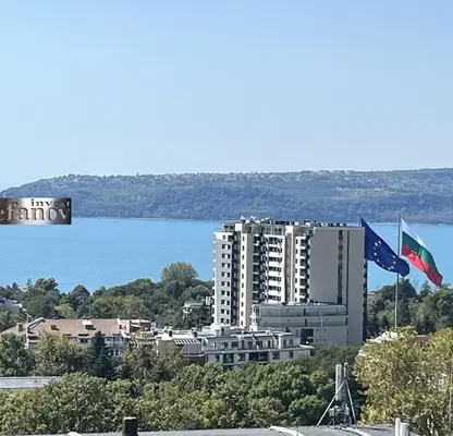 Снимка 2 — Двустаен апартамент с морска панорама в Бриз, Варна