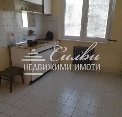 Снимка 4 — Двустаен апартамент в Шумен, Еверест