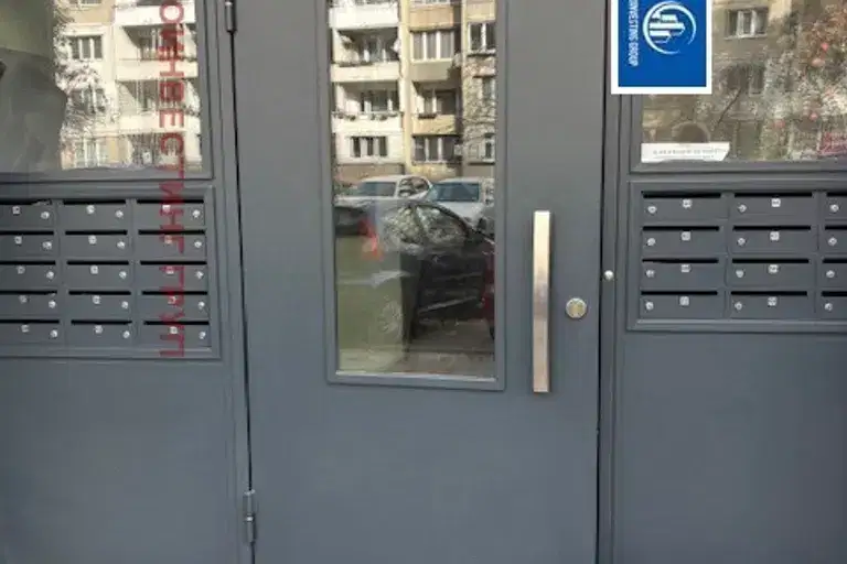 Двустаен панелен апартамент с две тераси в Хаджи Димитър, София