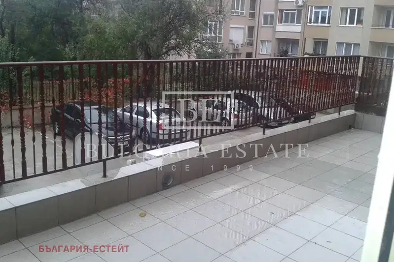 Просторен 2-стаен апартамент с голяма тераса в Левски, Варна