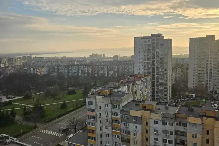 Тристаен апартамент с панорамна гледка в Славейков, Бургас