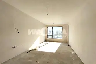 Слънчев двустаен апартамент с тераса във Възраждане 1, Варна