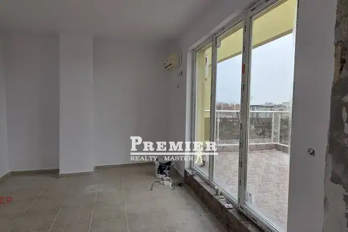 Two-room apartment with large terrace in the Elenite resort