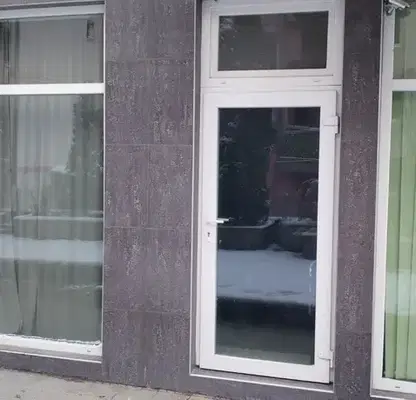 Снимка 2 — Магазин с витрина и възможност за жилище в Овча купел