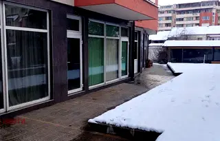 Магазин с витрина и възможност за жилище в Овча купел