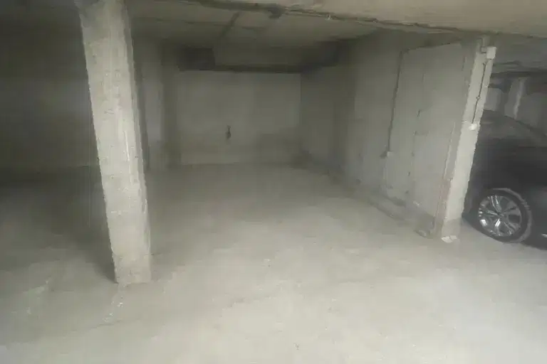 Garage/Parking in Ruse, Centyr