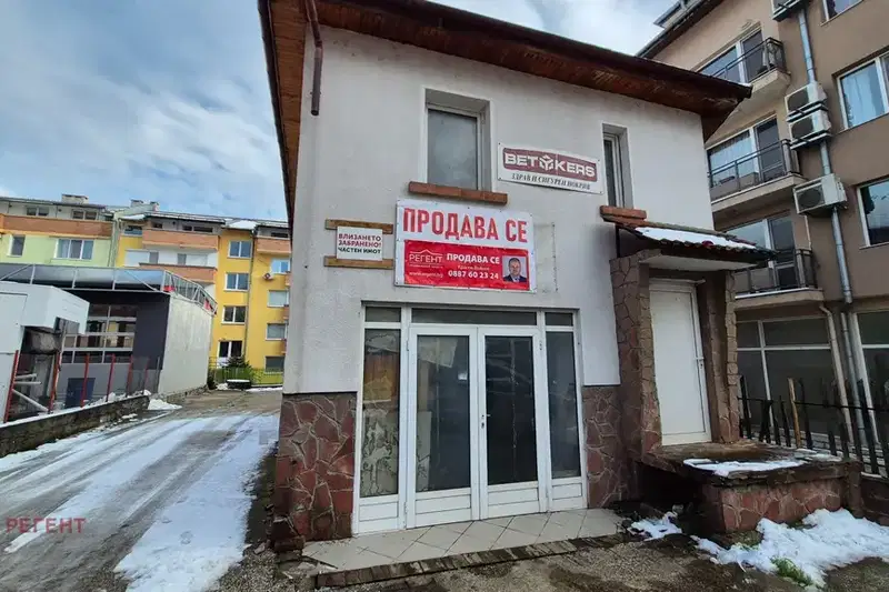 Двуетажна къща с двор в центъра на Габрово