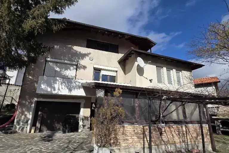 Къща в Перник, Център