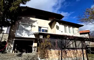 Къща в Перник, Център