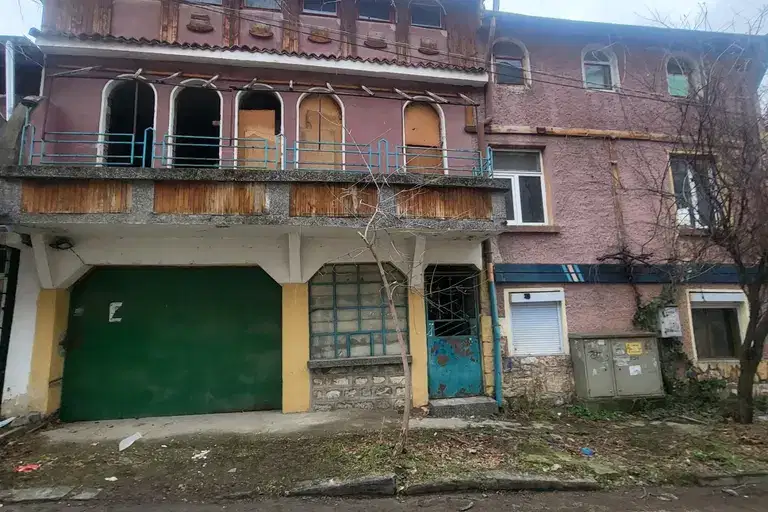 House in Pleven, Idealen Centyr