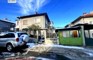 Къща в Ловеч, Младост