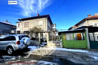 Къща в Ловеч, Младост