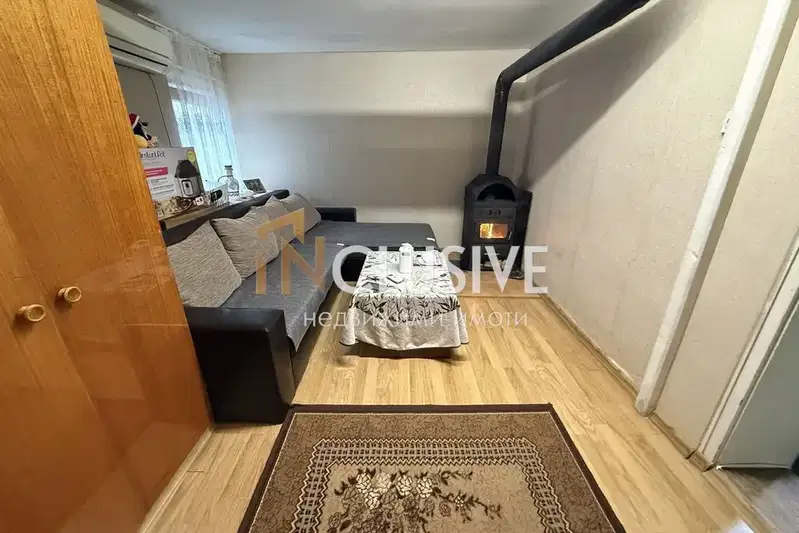 House in Varna, Pogrebi