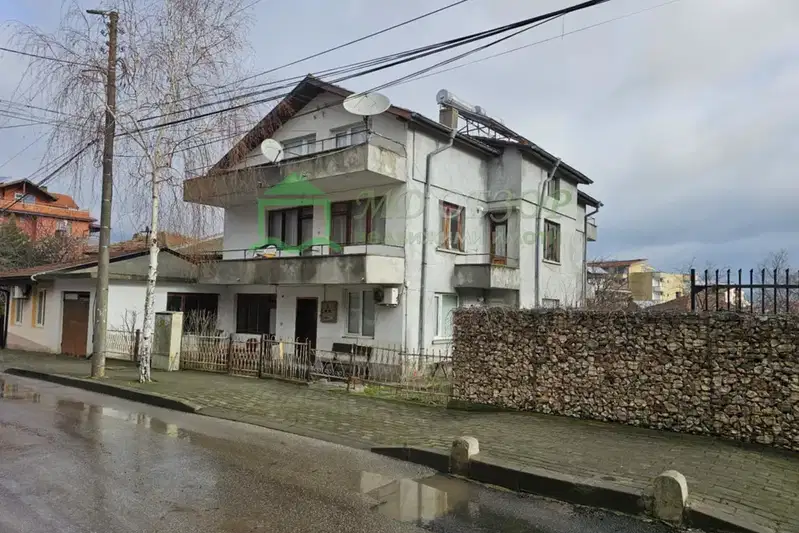 Къща в Бургас, Обзор