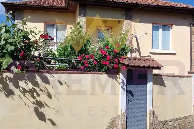 Къща в Бургас, с. Момина църква