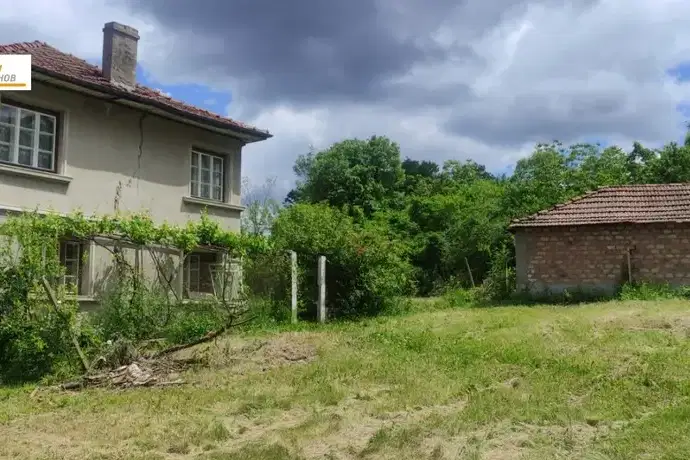 Двуетажна къща с 6 стаи и голям двор в с. Соколово