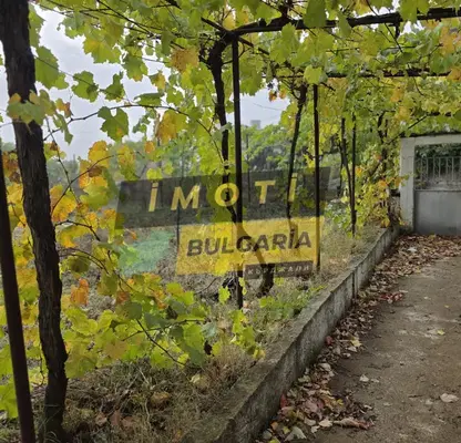 Снимка 3 — Самостоятелна 3-етажна къща с двор в с. Крайно село, Кърджали