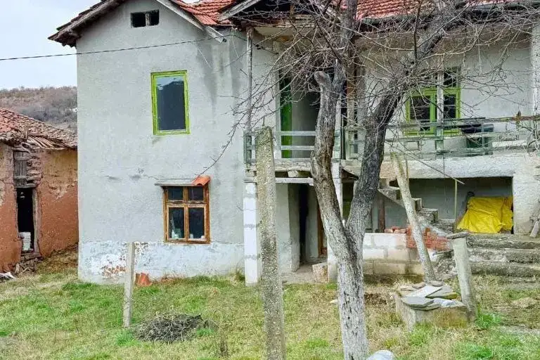 Къща 4-стаен в с. Цървеняно с двор и стопанска постройка
