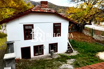 Къща в Перник, Земен