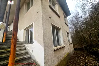 Къща в Перник, с. Извор