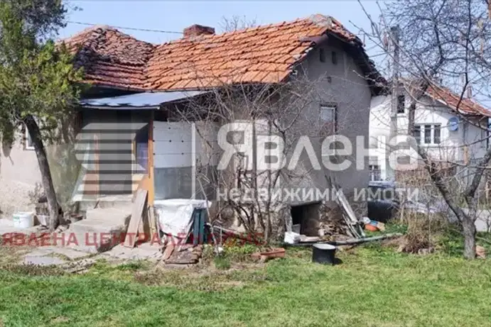 Къща с двор в с. Кондофрей, област Перник, на главен път