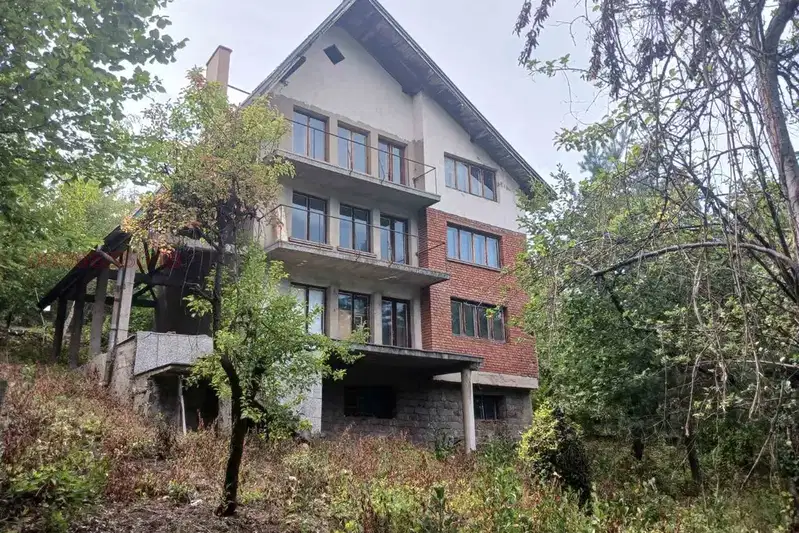 Голяма къща с 4 етажа и панорамна гледка в с. Рударци