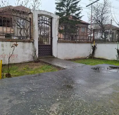 Снимка 2 — Двуетажна къща с три гаража в с. Буковлък, област Плевен