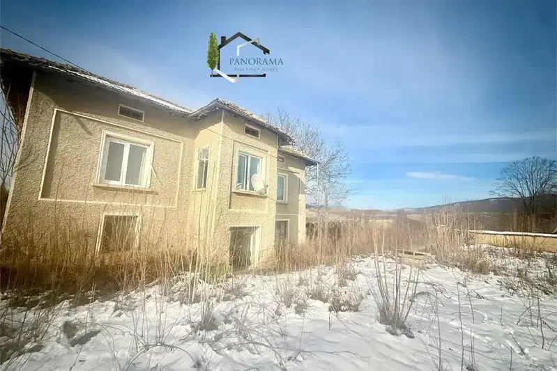 Къща с 3 стаи в с. Ивански, област Шумен с панорамна гледка