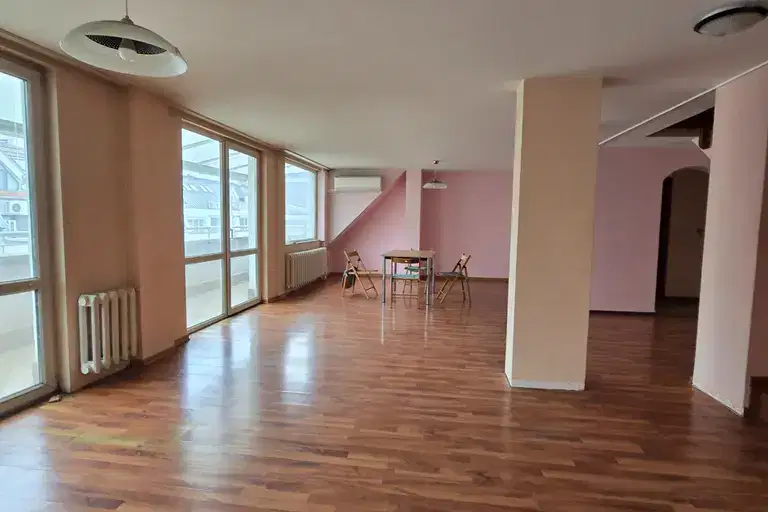 Двуетажен мезонет с четири балкона в Белите брези, София