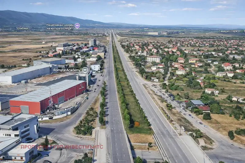 Парцел в София, Враждебна
