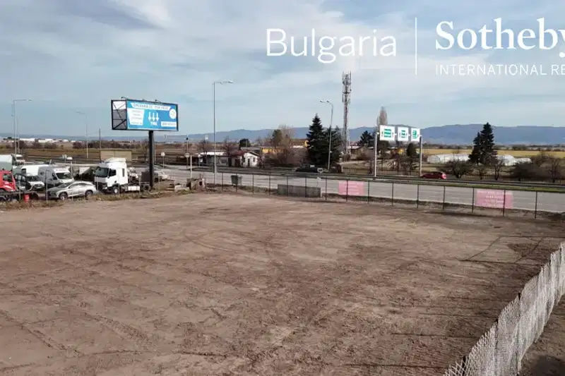 Парцел в София, Враждебна