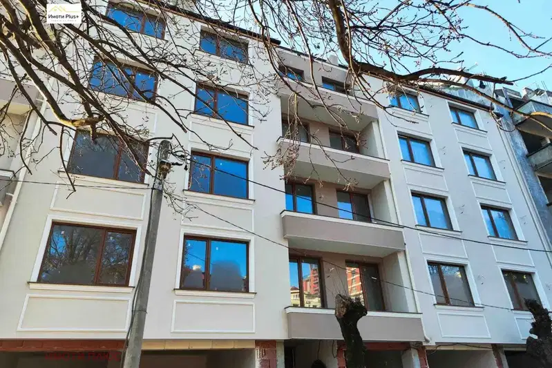 Тристаен апартамент с източно изложение и гледка в Банишора, София