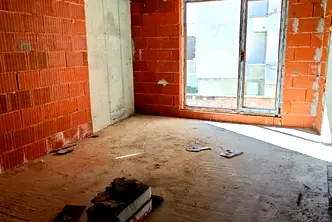 Тристаен апартамент с просторна дневна и две тераси в Банишора