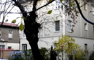 Тристаен апартамент с голямо избено помещение в Банишора, София