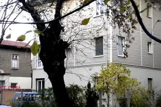 Тристаен апартамент с голямо избено помещение в Банишора, София