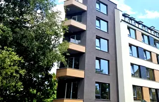 Тристаен апартамент с двор и паркоместа в Левски, Варна