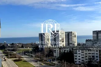 Тристаен апартамент с три тераси в нова сграда в Бриз, Варна