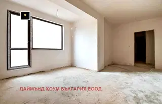 Просторен тристаен апартамент с две тераси в центъра на Пловдив