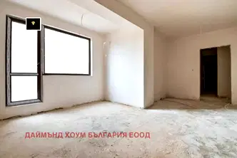 Просторен тристаен апартамент с две тераси в центъра на Пловдив