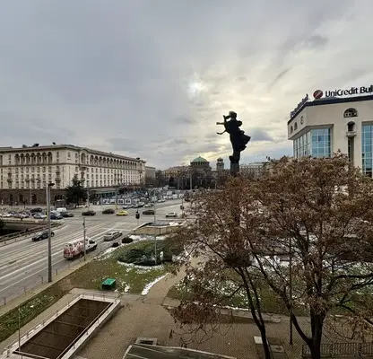 Снимка 2 — Тристаен апартамент с три непреходни стаи в Центъра на София
