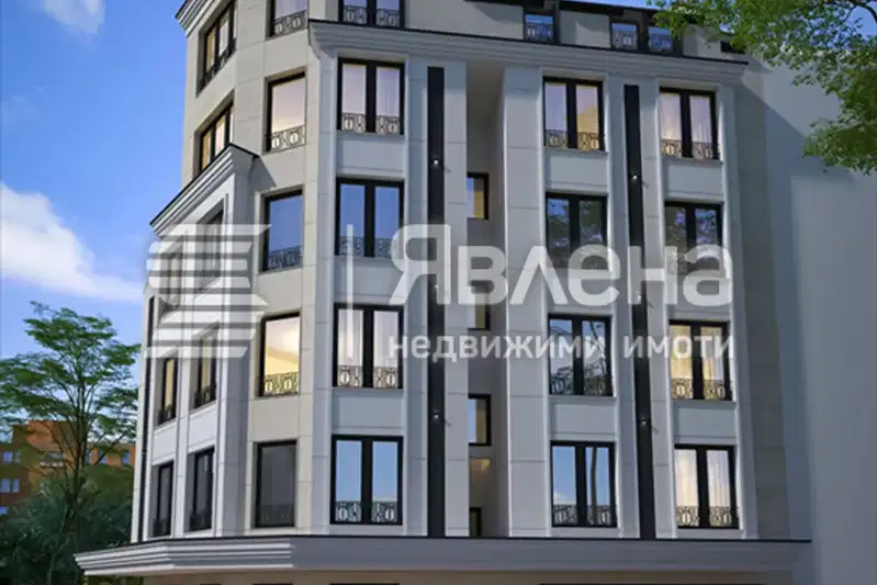 Тристаен апартамент с тераса в центъра на София