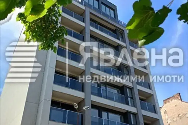 Тристаен апартамент в Център на София с два балкона