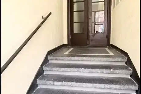 Тристаен апартамент с южно изложение до НДК в София